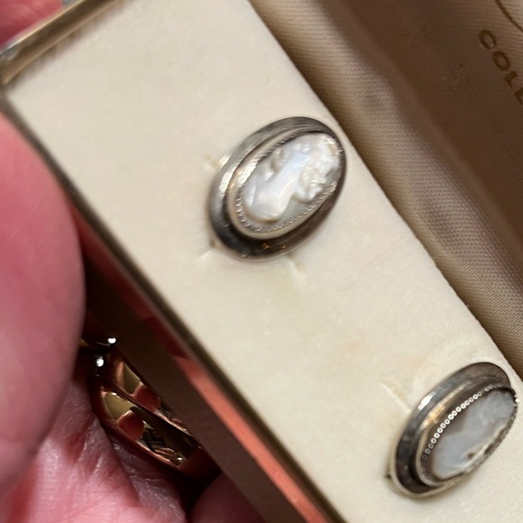 Vintage Lady Coventry Cameo Clip On Earrings - Picture 7 of 11